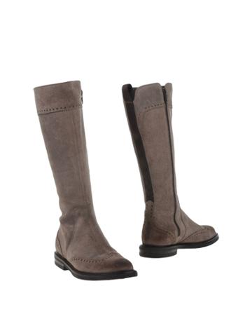 Lo. White Boots