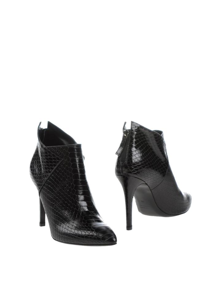 Id E De Pointe Booties