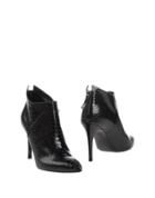 Id E De Pointe Booties