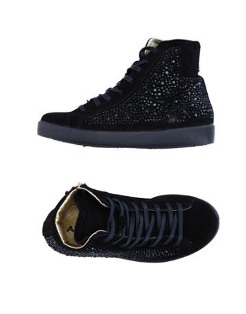 Amust Sneakers