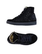 Amust Sneakers