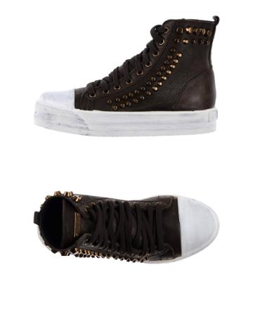 Om Sneakers