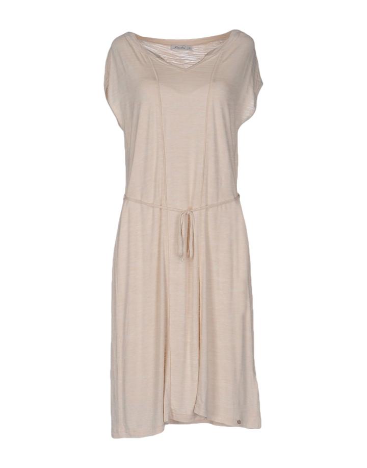 Simclan&reg; Knee-length Dresses
