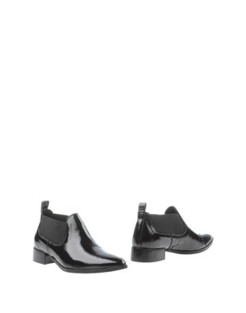 Si By Sinela Booties