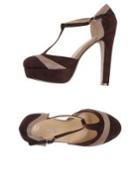 Luna Roja Pumps